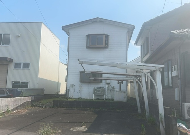 【外観】 | 土地購入を検討されている場合、境界杭がない状態で購入してしまうと境界確定測量をする必要があり、費用がかかります。購入の前に、売主、隣土地所有者立ち合いのもと境界を確定し境界杭を設置するのがベストです。