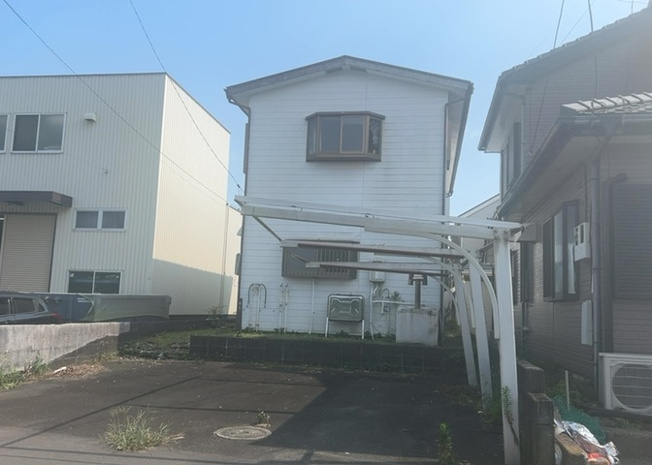 【外観】 | 家を建てる前提で土地を探している場合、地盤の丈夫さは譲れない条件の一つです。地盤が脆弱だと追加工事が必要となります。また、過去に地盤沈下や液状化現象を起こした土地は、できるだけ避けた方がいいでしょう。