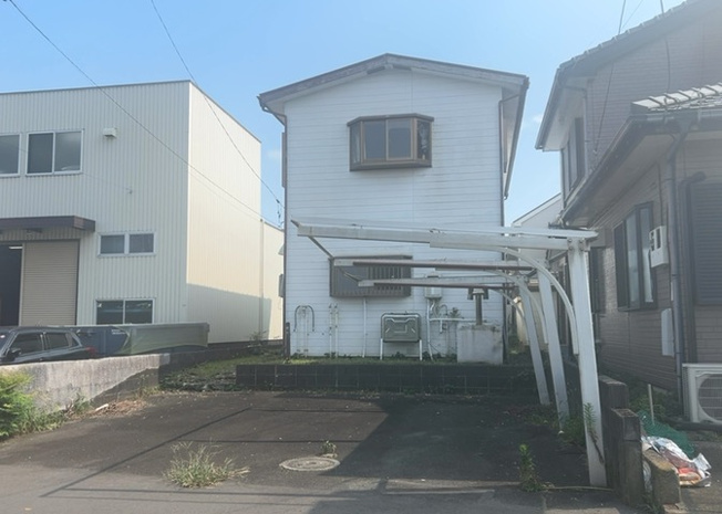 【外観】 | 人が暮らすうえで日光は大切な要素となります。日当たりの良さは譲れないポイントですね。併せて近くに大きな建築物の建築予定がないか、あるいはそれが可能な土地が近くにないか事前に確認することもお勧めします。