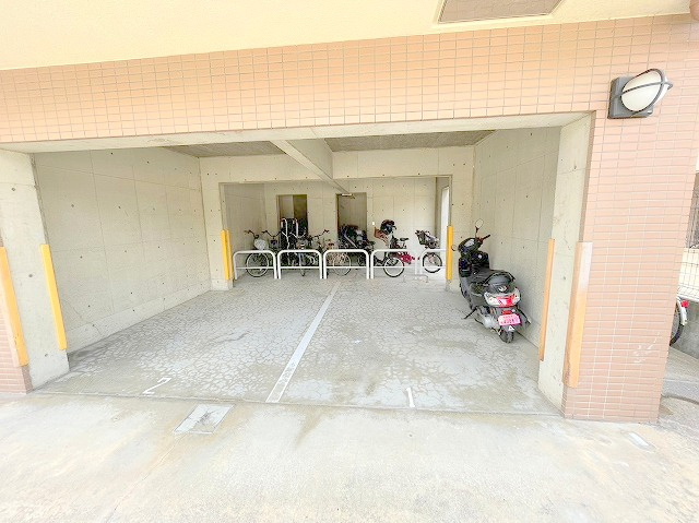シャンクレール豊新の駐車場