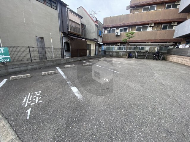 ヴェルテ東大阪の駐車場