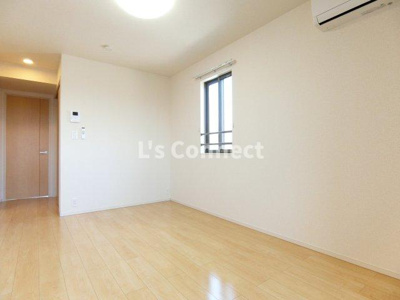 【居間・リビング】 | コンフォール・メゾン | 角部屋で２面に窓があります。