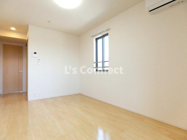 【居間・リビング】 | コンフォール・メゾン | 角部屋で２面に窓があります。
