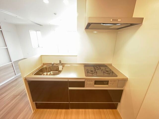 アーバンブリッジのキッチン|３口コンロ付きシステムキッチンです。