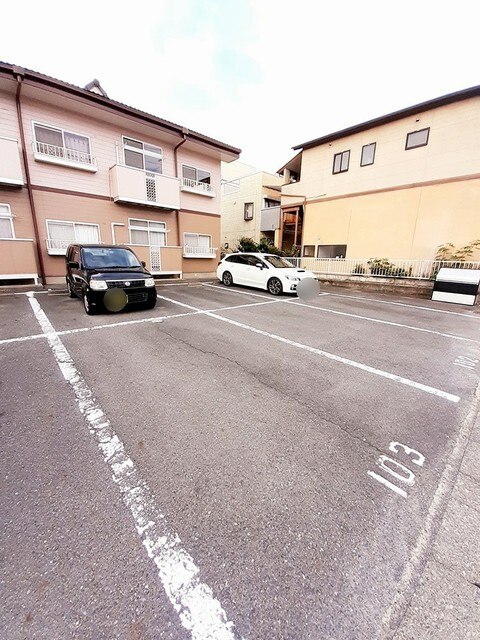 アーバン７３の駐車場