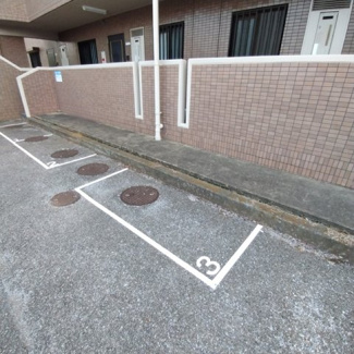 敷地内にバイク置場3区画あり。※空き要確認。