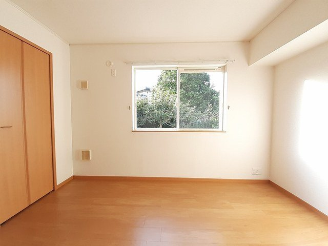 ベルズかたかごＢの内装|明るい室内です