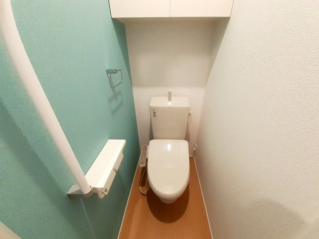 ノムラ・シュロスＢのトイレ|落ち着いた色調のトイレです
