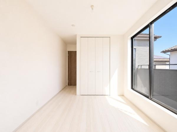 横浜市緑区いぶき野の新築一戸建の洋室|窓からの光が嬉しい洋室です。
収納もあり、荷物が多い方にも安心です♪

