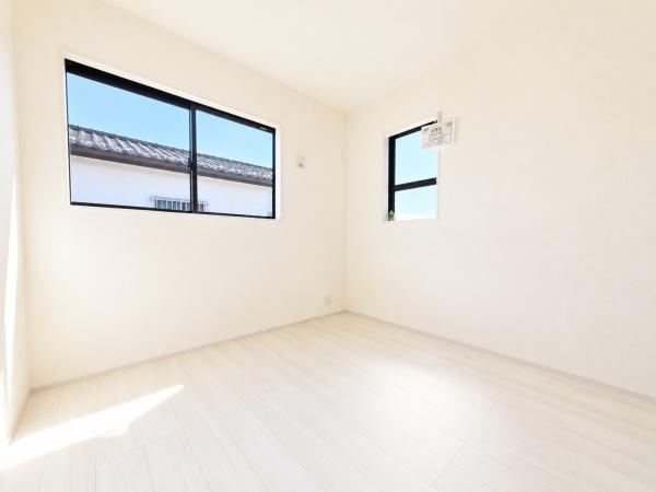 横浜市緑区いぶき野の新築一戸建の洋室|二面採光の明るく、落ち着きのある洋室！