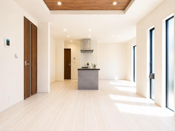 横浜市緑区いぶき野の新築一戸建の居間・リビング|窓からは明るい光が差し込みます！
電気をつけなくても明るいです。