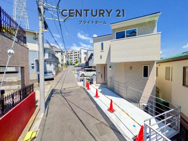 横浜市神奈川区松見町４丁目の新築一戸建の前面道路含む現地写真|車通りが少ない為、小さなお子様にも安心です。
是非一度、現地へ起こしください。