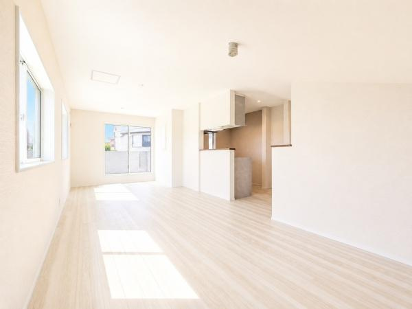 横浜市神奈川区松見町４丁目の新築一戸建の居間・リビング|自慢したくなるリビング！
形も良く家具の配置にも困りません。