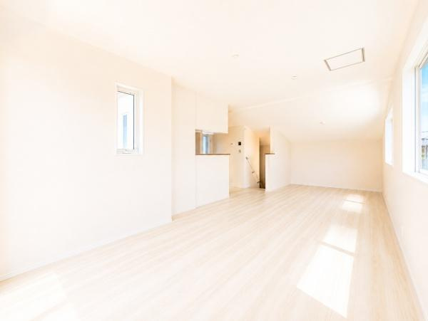 横浜市神奈川区松見町４丁目の新築一戸建の居間・リビング|家族が自然と集まるリビングは
落ち着きのある空間です♪