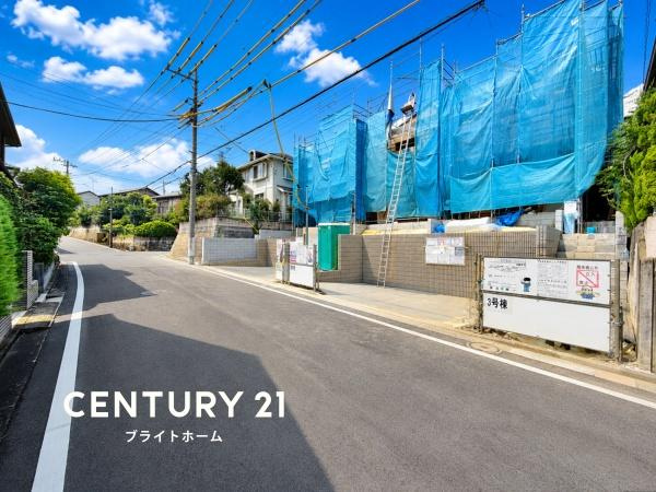 横浜市都筑区すみれが丘の新築一戸建の前面道路含む現地写真|前面道路が広いので、安心して駐車可能です！
是非現地へお越しください。