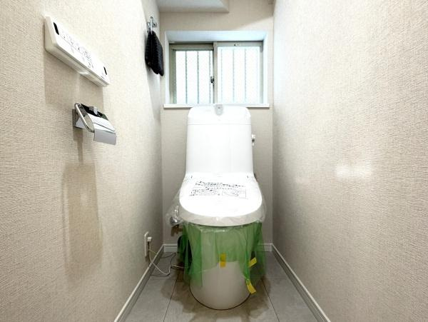 横浜市鶴見区東寺尾東台の中古一戸建のトイレ|清潔感のある内装のすっきりとしたデザインのトイレです。
水周りが綺麗だと安心ですね。
