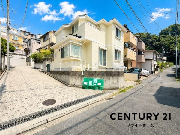 横浜市鶴見区東寺尾東台の中古一戸建の前面道路含む現地写真|車通りが少ない為、小さなお子様にも安心です。
是非一度、現地へ起こしください。