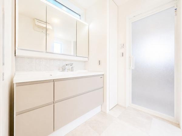 横浜市港北区篠原東２丁目の新築一戸建の独立洗面台|お化粧もしやすい三面鏡付き独立洗面台、
収納もしっかりあり、洗剤などもしまっておけます。