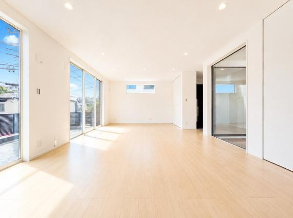 横浜市港北区篠原東２丁目の新築一戸建の居間・リビング|窓からは明るい光が差し込みます！
電気をつけなくても明るいです。