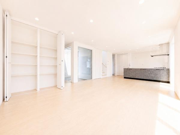 横浜市港北区篠原東２丁目の新築一戸建の居間・リビング|収納もあり便利です