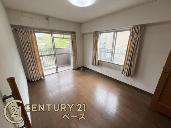 東生駒アーバンライフの洋室|■バルコニーに面した開放感のあるお部屋です！