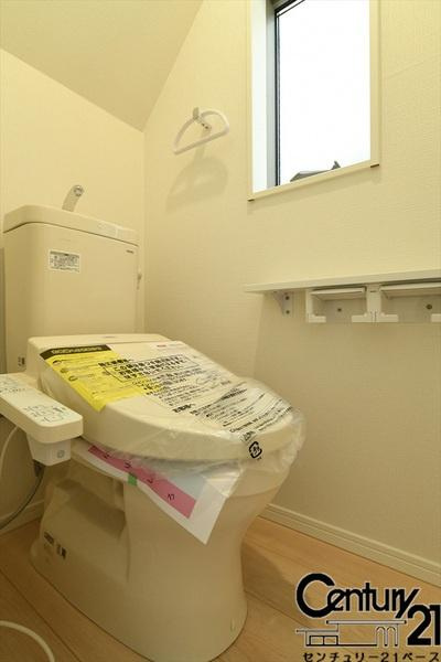 クレイドルガーデン八尾 １号棟 ／新築一戸建の内観：施工例|■従来品と比べ約７０％も節水タイプのトイレです！１階・２階共にウォシュレット付き！■