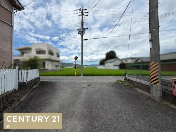 貴志川町岸小野　中古戸建の前面道路含む現地写真