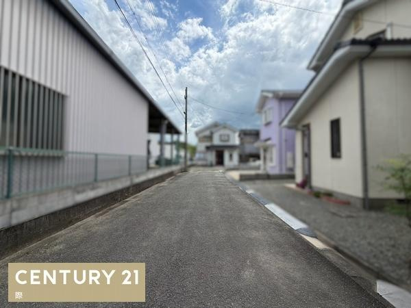 貴志川町岸小野　中古戸建の前面道路含む現地写真