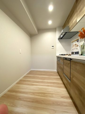 ひばりヶ丘プラザのキッチン|キッチン幅
ご夫婦や親子で並んでも作業がしやすい十分なキッチン幅を確保。調理から後片付けまでスムーズに行える効率的な動線設計です。