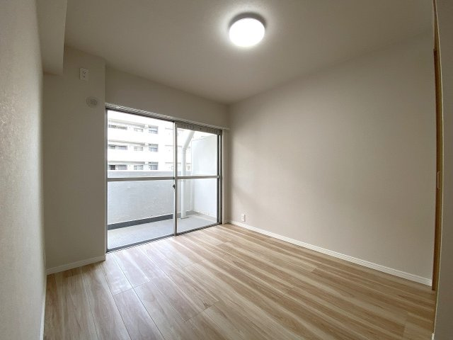 ひばりヶ丘プラザの洋室|洋室5.0帖　間取り図右下の部屋
明るい採光が差し込む洋室空間。ナチュラルなインテリアとも馴染みやすく、リラックスできる落ち着いたプライベートなお部屋です。