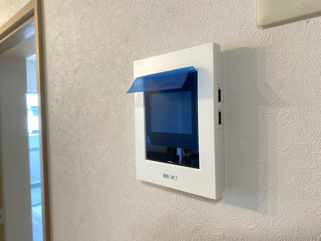 ひばりヶ丘プラザのセキュリティ|TVモニター付きインターフォン
室内から来訪者の姿をひと目で確認できる安心のTVモニター付きインターホン。防犯性に優れ、お子様のお留守番や急な訪問時にも心強い設備です。