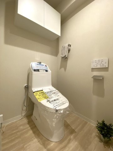 ひばりヶ丘プラザのトイレ|トイレ新規交換
清潔で快適な新規交換済みの温水洗浄便座付きトイレ。お掃除のしやすさにも配慮されたシンプルで使いやすい空間です。