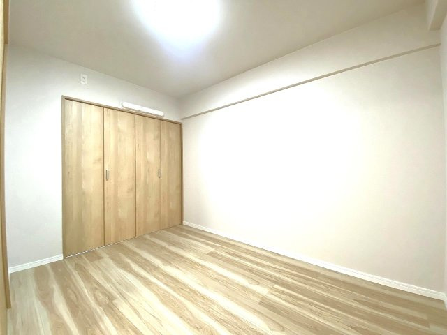 ひばりヶ丘プラザの子供部屋|洋室4.5帖　間取り図真ん中の部屋
洋室約4.5帖（間取り図真ん中のお部屋）。お子様のお部屋としてはもちろん、リモートワーク用の書斎や趣味のスペースとしても便利にご活用いただけます。