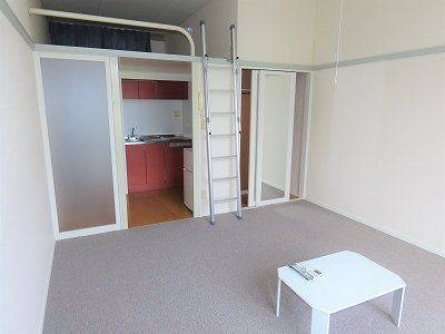 レオパレスプレジール城北Ａの居間・リビング|ロフト付きのお部屋です