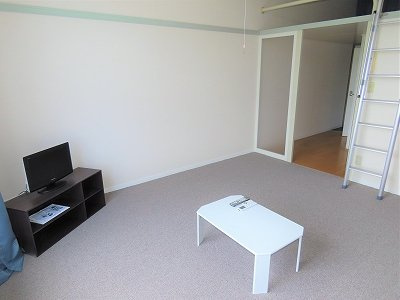 レオパレスプレジール城北Ａの居間・リビング|カーペットのお部屋です