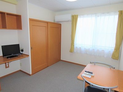 レオパレスうえだはらの居間・リビング|2階はカーペットのお部屋です