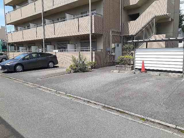 メゾンカルムの駐車場