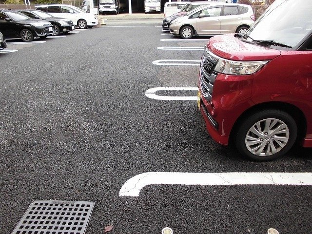 シェーネ　ベル・ウッドの駐車場