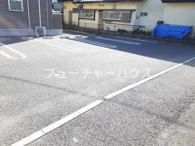 ウィスティリアの駐車場|車をお持ちの方に嬉しい駐車場付きの物件です