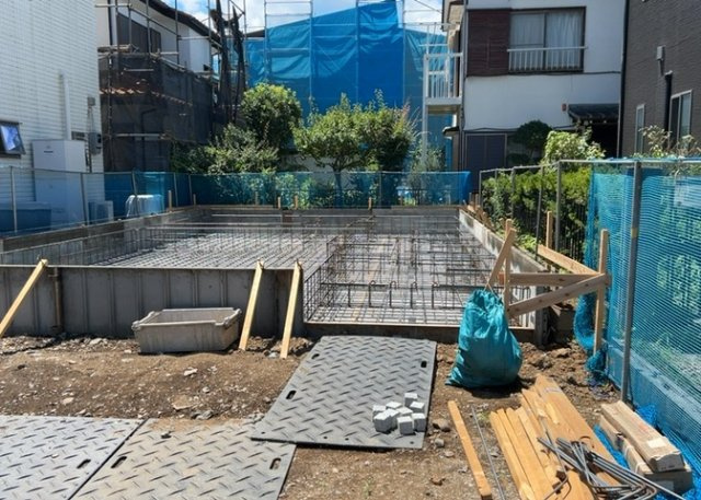 【バルコニー】 | バルコニーは、室外の専用スペースのうち、「屋根がなく開放された空間」であるものを指します。ベランダより広いタイプのものが多く、日当たりもよいため家庭菜園などを楽しみたい人にとって適した環境となります。
