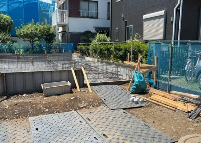 【構造・工法・仕様】 | 木造住宅とは土台、壁、柱など建築物の強度を支える構造体の材に木が使用されている構造を指します。構造体は建物の自重を支えるだけではなく風圧や水圧、積裁荷重などあらゆる衝撃に耐えるための基礎です。