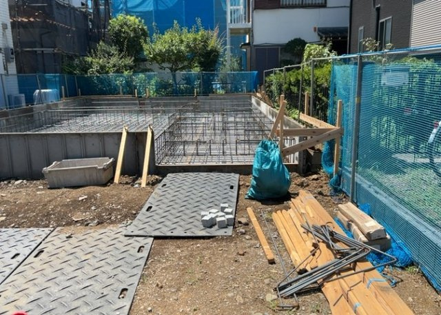 【構造・工法・仕様】 | ベタ基礎とは、柱の位置に関係なく全体に基礎がある事を指し、面積が大きい分建物の重さを全体に分散できます。また、地面からの湿気や害虫を遮断でき、木造住宅で心配されるシロアリ被害を防ぐ効果も期待できます。