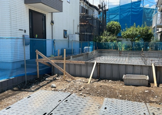 【外観】 | 現地に行くなら、物件の周囲の地形がどうなっているかを見ることも大切です。周辺より低くなっている土地では、大雨などで水が集まりやすいため、地盤が弱くなっているということも考えられるため、注意が必要です。