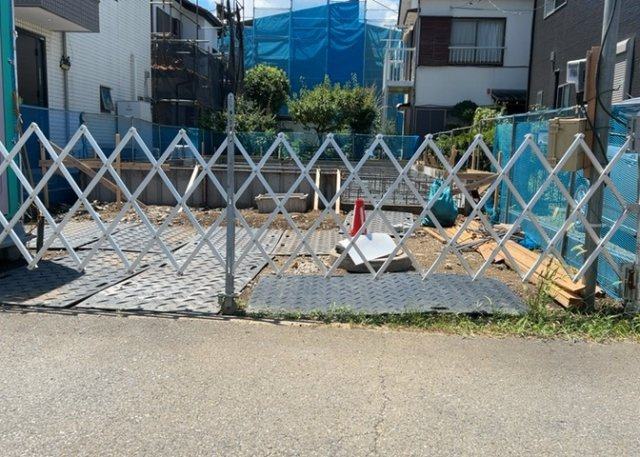 【前面道路含む現地写真】 | 道幅が狭い場所は比較的土地の値段が低いことが多く、また交通量が少ないため騒音が少なく静かな環境で過ごせます。また、小さいお子様がいるご家庭も安心です。一方で車の駐車が難しいというデメリットもあります。