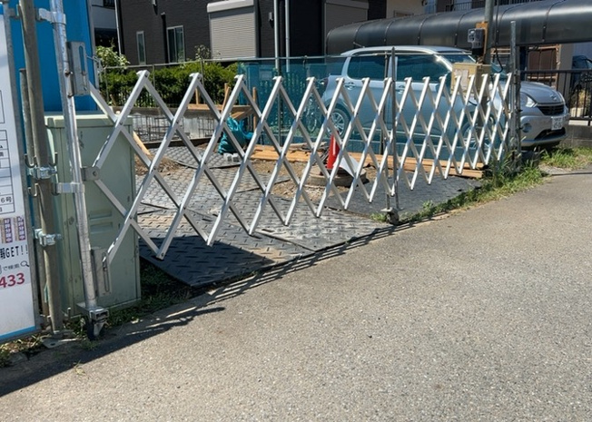 【前面道路含む現地写真】 | 道幅が広い場所は日当たりや風通が良好です。幅が広いのですれ違いも可能ですし大きな車でも駐車可能！一方で、大型車が通ることも多くなるため交通量の増加により騒音に繋がります。また土地の値段が高くなります。