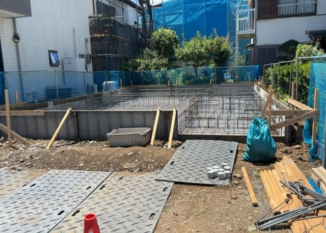 【庭】 | 庭のある家に住むことのメリットとして、子どもたちの遊び場を確保できること、ガーデニングや家庭菜園を楽しめること、明るさを確保できることがあります。また、配置を工夫することでプライバシーが確保できます。