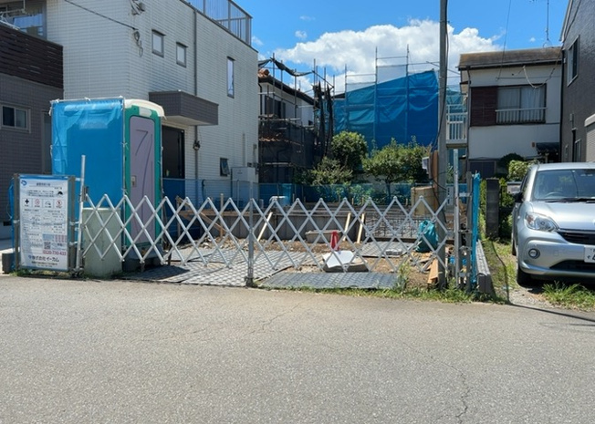 【前面道路含む現地写真】 | 住宅用の土地では前面道路に2m以上接していなければならないと法律で定められています。しかし、お持ちの車のサイズやライフスタイルなどにより、2mでは利便が悪い場合もございますので、事前に確認しましょう。
