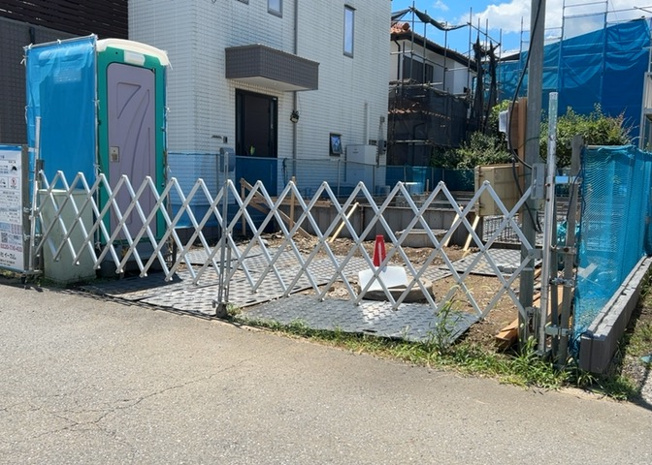 【前面道路含む現地写真】 | お持ちの車種によっては前面道路が広い方が便利でしょう。しかし、前面道路が広ければその分交通量が多くなるため、騒音などが気になる場合があります。実際に現地を見学し、周辺交通量や騒音などを確認しましょう！