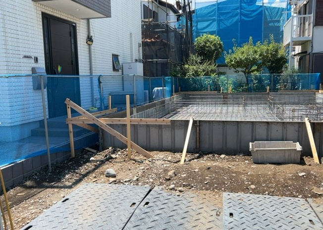 【庭】 | 庭があることでガーデニングや家庭菜園はもちろん、こどもの遊び場やペットを放して遊ぶことができます。また、家の周囲に余裕があるということです。隣地との間があれば、十分な日当たりと、風通しが確保できます。