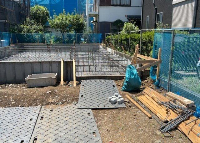 【玄関】 | 玄関は家の顔でもあり、家族以外の目にも止まる場所です。玄関は外との間を仕切る扉、靴などをしまっておく収納スペース、靴脱ぎのたたきスペース、来客とのやり取りをするドアホンなど複数のアイテムからなります。